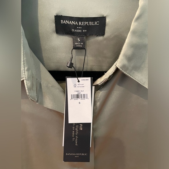 Banana Republic NWT Silky Green Button down Blouse S - Picture 3 of 4